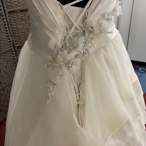 Stunning White Maggie Sottero Store Sample Wedding Dress on Sale !! - Picture 4 of 4